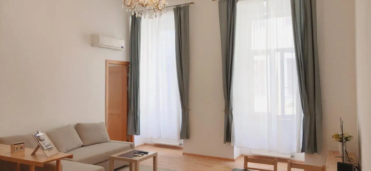 W&B Elegant Apartment Near The Zsinagogak contacts